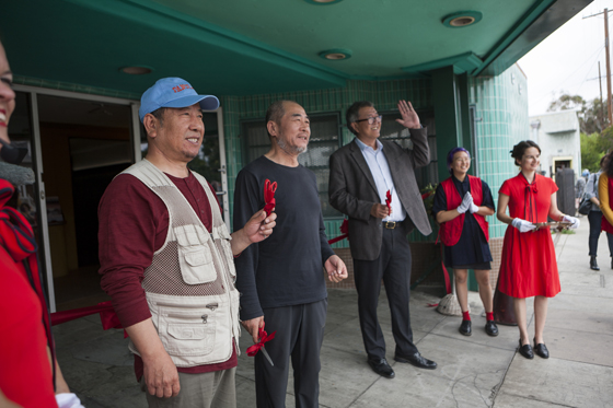 Painters Zhou Fuxian, Yan Yang &amp; Li Wu with Ceremonial Scissors